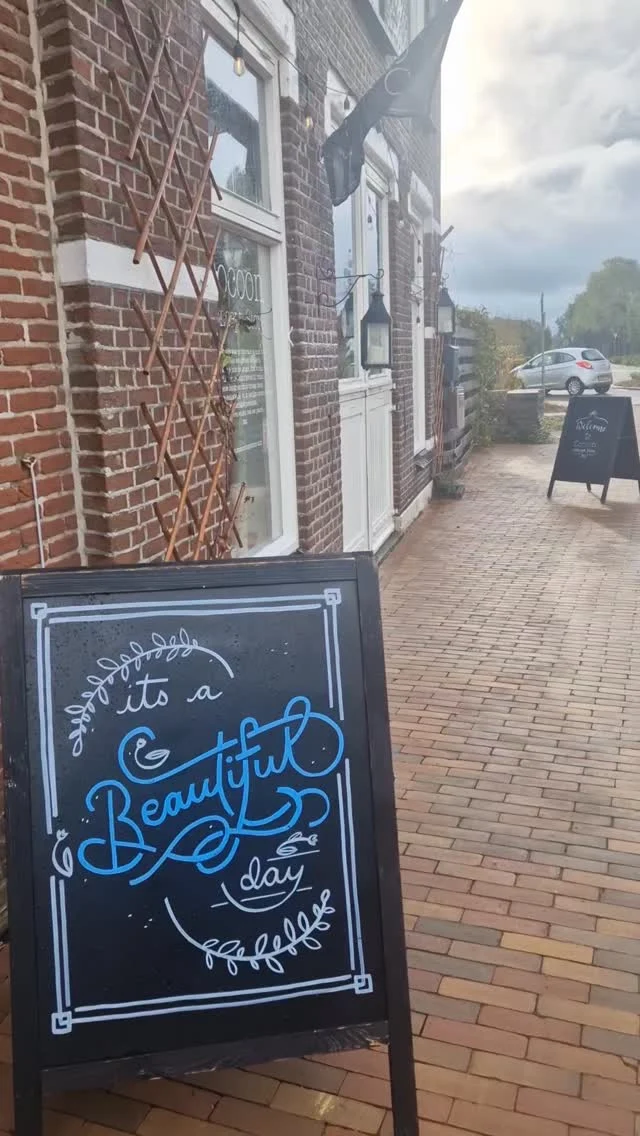 Nu de winkeldeur weer wat vaker gesloten is maken we het binnen extra gezellig. Kaarsen en muziek aan.  We verkopen naast de mooie labels Maison Hotel & Alchemist ook veel kandelaars, kaarsen, dekens, kaarten, tassen en sierraden. Op dit moment voegen we daar al een vleugje kerst aan toe omdat daar al wel vraag naar is. Ik wens jullie een fijne weekend toe en misschien zie ik jullie nog vandaag? 
Onder tussen pak  ik de webshop pakketjes in!