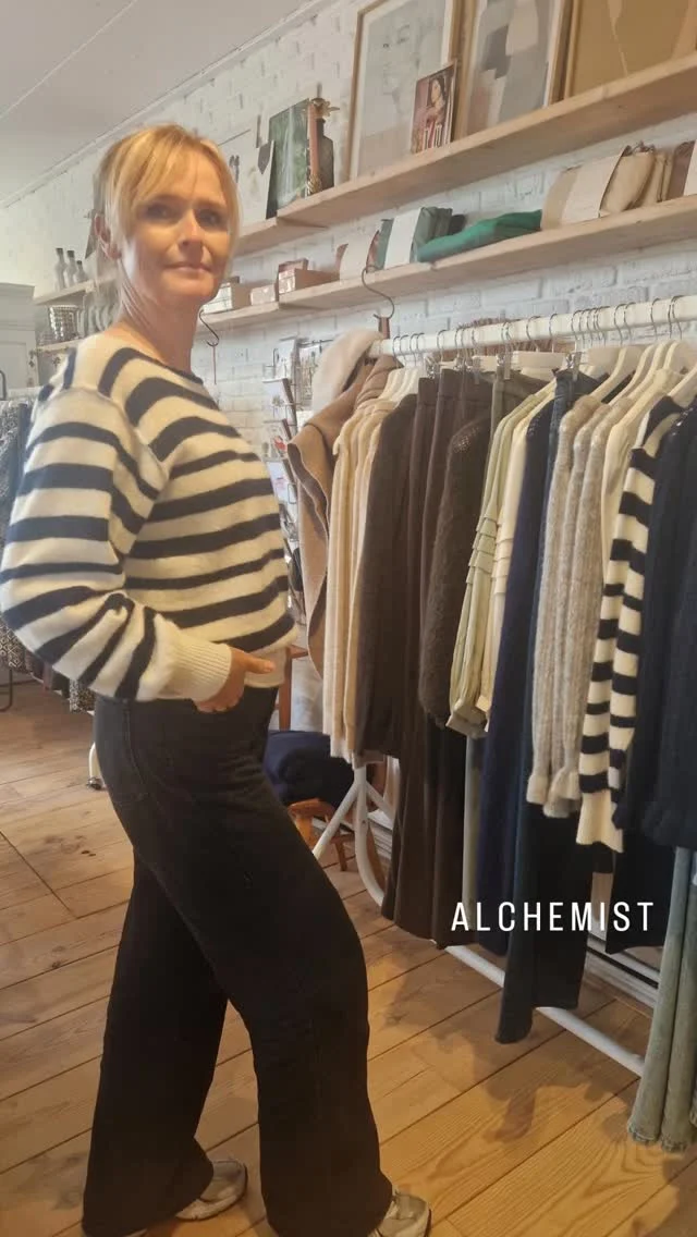 Zo blij met ons mooie duurzame Nederlandse label: Alchemist. 
Dit is een zachte sweater in een luxe mix van baby alpaca en wol. De boothals geeft het model een elegante uitstraling, terwijl de brede manchetten zorgen voor een stoere, moderne twist. Een comfortabele en vrouwelijke knit die moeiteloos te combineren is. Gemaakt van een mix van de zachtste baby alpaca en zuivere scheerwol – warm, licht en heerlijk zacht op de huid.

Gemaakt met liefde in Italië.
#duurzaamleven #alpaca #alchemist